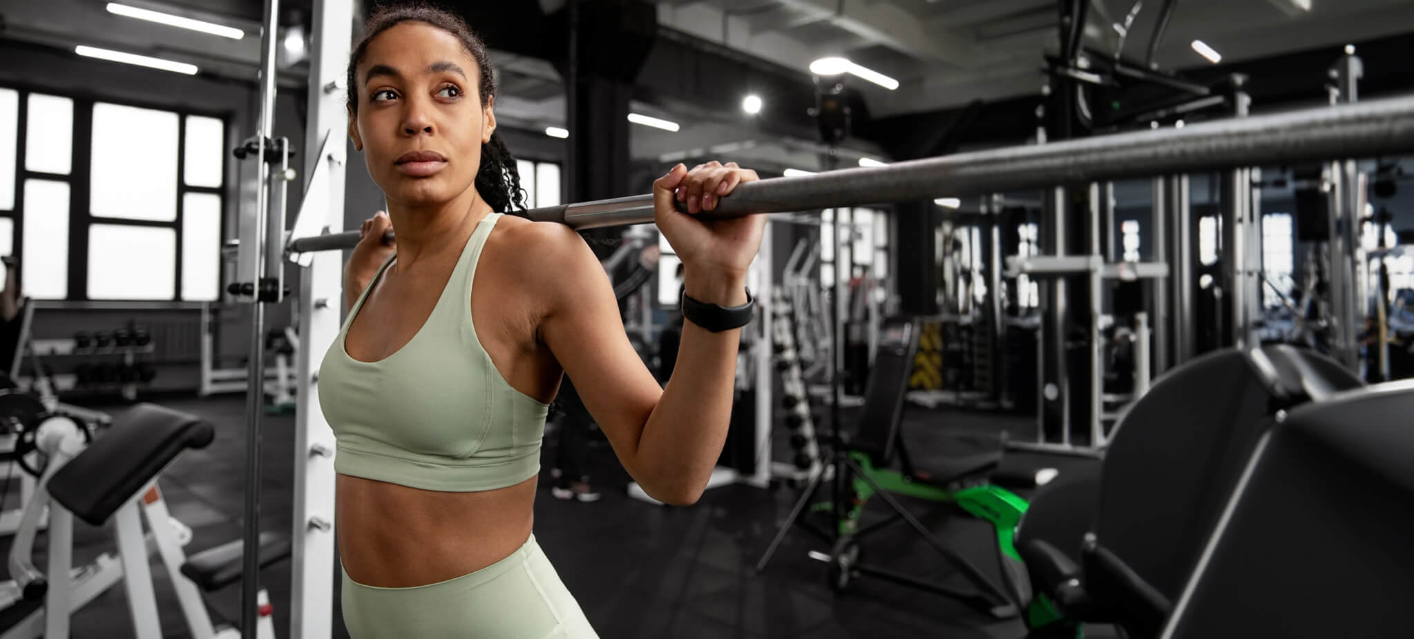 Mulher malhando com ajuda do App Befit