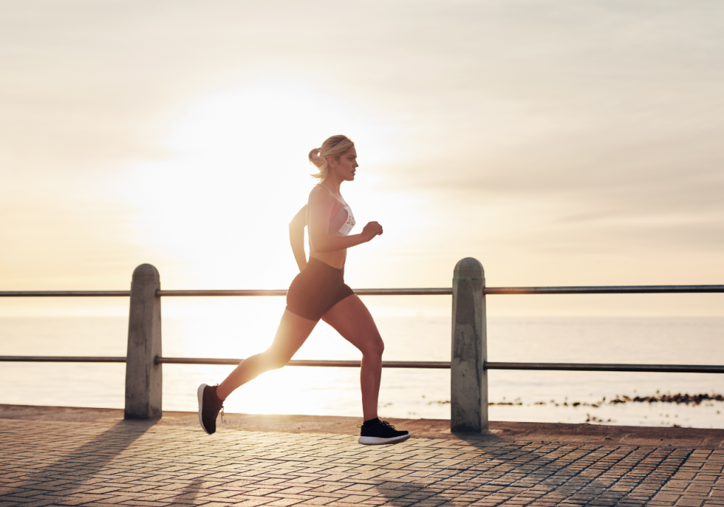 Imagem mostra mulher fazendo um treino de corrida para perder barriga e emagrecer