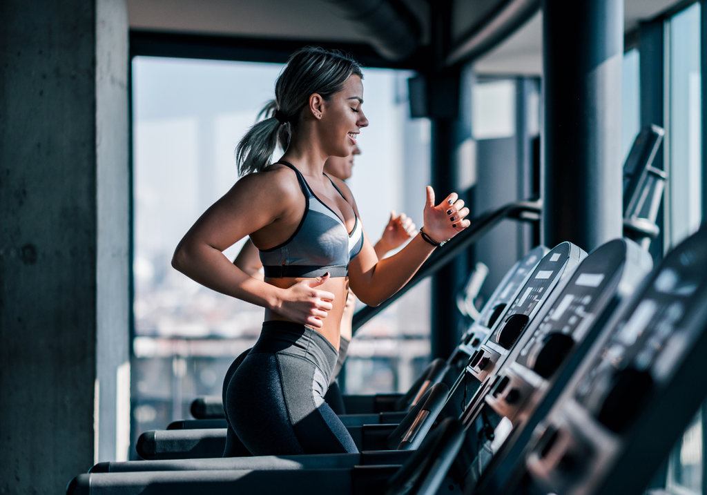 Imagem mostra mulher realizando cardio antes ou depois do treino