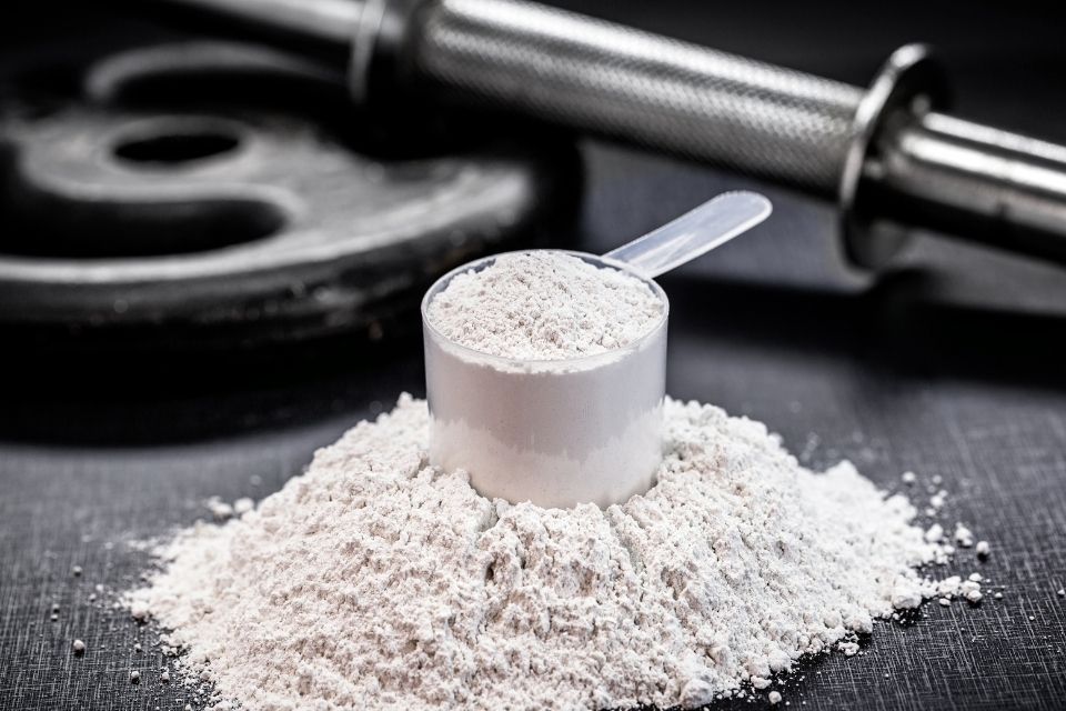Creatina antes ou depois do treino: qual é o melhor momento para tomar?