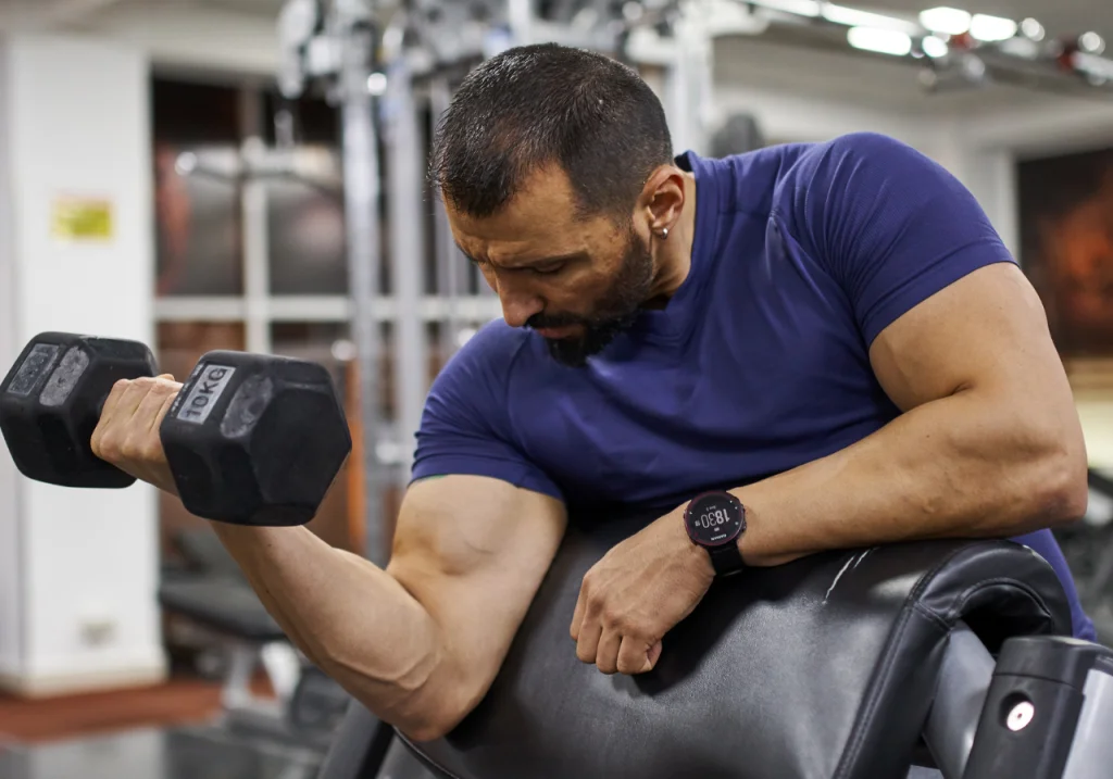 Treino de Bíceps: Exercícios, Técnicas e Dicas para Braços Fortes e Definidos