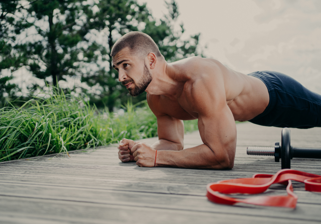 Imagem representa homem realizando exercício de isometria