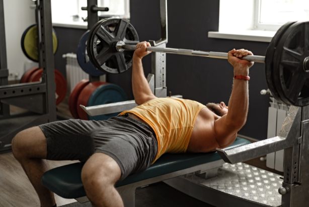 Barra Fixa, Smith ou Banco Reto? Escolhendo os Melhores Aparelhos para o Peito