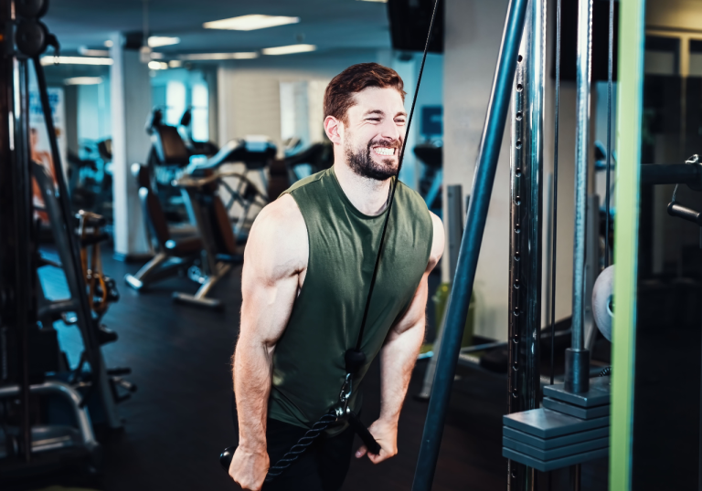 Pulldown com Corda: Como Fazer, Músculos Trabalhados e Erros Comuns
